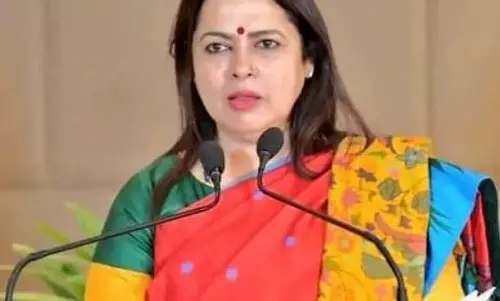 Lady Justice की मूर्ति में हथियार थामे कई हाथ होने चाहिए: मीनाक्षी लेखी Lady Justice की मूर्ति में हथियार थामे कई हाथ होने चाहिए: मीनाक्षी लेखी