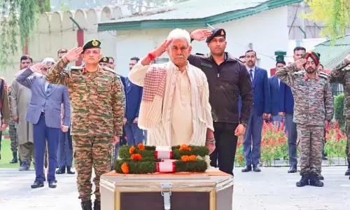 J&K: एलजी ने शहीद सैनिकों और कुलियों को श्रद्धांजलि दी J&K: एलजी ने शहीद सैनिकों और कुलियों को श्रद्धांजलि दी