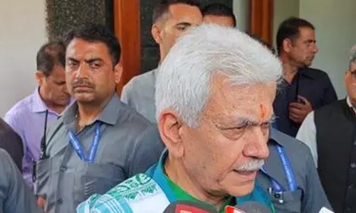 J&K: सिन्हा ने शहीद सैनिकों और कुलियों को श्रद्धांजलि दी J&K: सिन्हा ने शहीद सैनिकों और कुलियों को श्रद्धांजलि दी