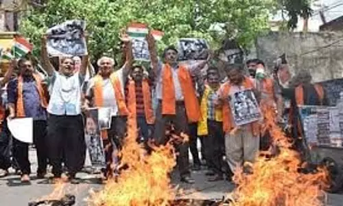 जम्मू-कश्मीर: बीसी रोड पर जोरदार विरोध प्रदर्शन,फूंका गया पाकिस्तानी झंडा जम्मू-कश्मीर: बीसी रोड पर जोरदार विरोध प्रदर्शन,फूंका गया पाकिस्तानी झंडा