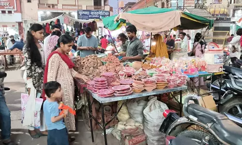 Lucknow: स्वयं सहायता समूह के उत्पादों से ग्रामीण बाजारों में आई रौनक Lucknow: स्वयं सहायता समूह के उत्पादों से ग्रामीण बाजारों में आई रौनक