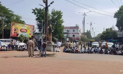 Telangana: लॉरी संचालकों ने आंदोलन तेज किया Telangana: लॉरी संचालकों ने आंदोलन तेज किया