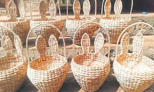 Krishna district में ग्रामीण महिलाओं को सशक्त बनाने के लिए जलकुंभी शिल्प Krishna district में ग्रामीण महिलाओं को सशक्त बनाने के लिए जलकुंभी शिल्प