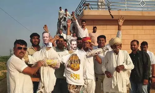 Bishnoi community ने सलमान खान और सलीम खान का पुतला जलाया