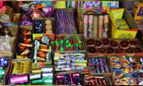 UP News: घर से भारी मात्रा में अवैध पटाखों का जखीरा बरामद, एक गिरफ्तार