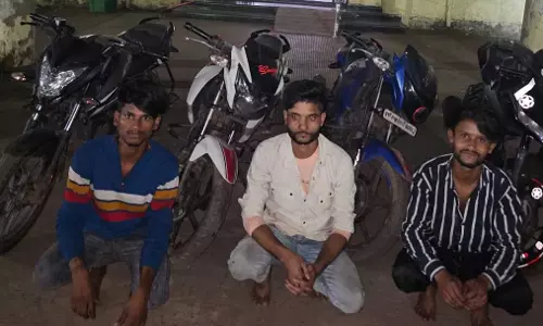 रायपुर: महंगी बाइक दौड़ा रहे युवकों को पुलिस ने पकड़ा तो हो गया चोरी का खुलासा