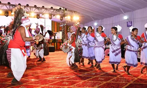 राष्ट्रपति मुर्मु के समक्ष आदिवासियों ने पारंपरिक वेशभूषा में प्रसिद्ध लोकनृत्य का किया प्रदर्शन