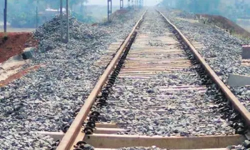 Odisha: चक्रवात दाना के कमजोर पड़ने के बाद रेल सेवाएं फिर से शुरू