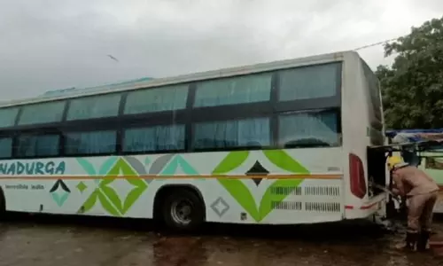 ओडिशा के Balasore में यात्री बस के इंजन में लगी आग ओडिशा के Balasore में यात्री बस के इंजन में लगी आग
