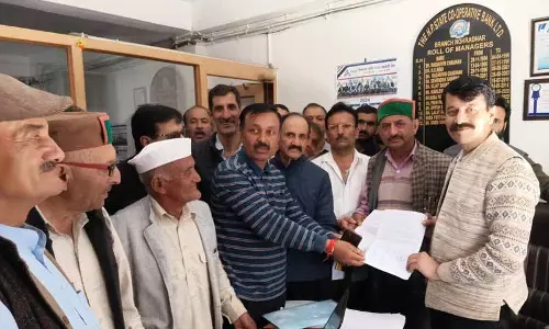 Himachal: बैंक ग्राहकों ने पैसे वापस करने के लिए प्रबंधक को दी अल्टीमेटम Himachal: बैंक ग्राहकों ने पैसे वापस करने के लिए प्रबंधक को दी अल्टीमेटम