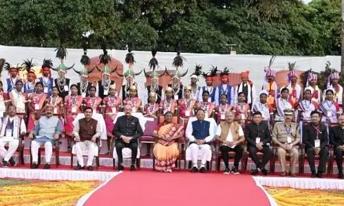 राष्ट्रपति द्रौपदी मुर्मु ने छत्तीसगढ के आदिवासियों के साथ लिया सामुहिक छायाचित्र
