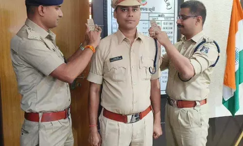 एसआई से निरीक्षक बने चंदकांत साहू को एसपी ने लगाया स्टार