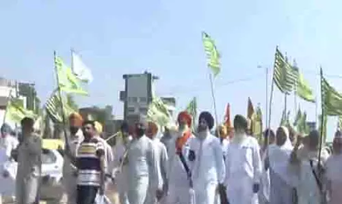 Punjab: किसान संगरूर में एकत्र हुए, अपनी मांगों को लेकर राजमार्ग जाम किया