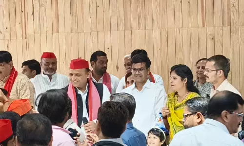 Etawah: अखिलेश यादव ने सपा कार्यकर्ता की मासूम बेटी का मनाया जन्मदिन