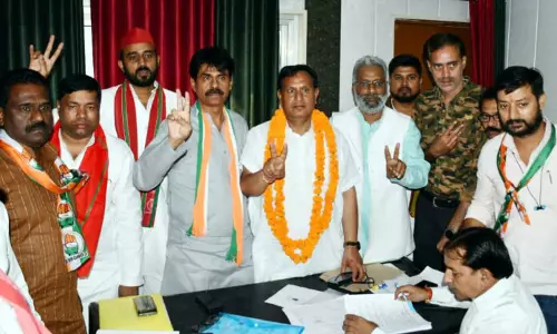 Ghaziabad: नामांकन के अंतिम दिन पर्चा दाखिल करने वाले प्रत्याशियों की भीड़ रही Ghaziabad: नामांकन के अंतिम दिन पर्चा दाखिल करने वाले प्रत्याशियों की भीड़ रही
