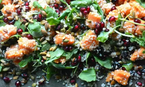Arugula शकरकंद और सेब के साथ क्विनोआ सलाद रेसिपी Arugula शकरकंद और सेब के साथ क्विनोआ सलाद रेसिपी