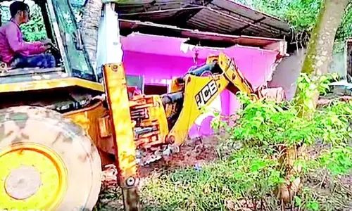 GOA: कलंगुट में अवैध निर्माण ध्वस्त किये