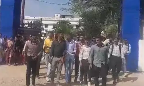स्टूडेंट पढ़ाई करें या पिटाई सहन करें, एसपी से शिकायत स्टूडेंट पढ़ाई करें या पिटाई सहन करें, एसपी से शिकायत
