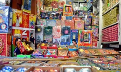 Navrangpur में बिना लाइसेंस के पटाखा दुकानों पर पुलिस का छापा, 4 लाख से अधिक की सामग्री जब्त Navrangpur में बिना लाइसेंस के पटाखा दुकानों पर पुलिस का छापा, 4 लाख से अधिक की सामग्री जब्त