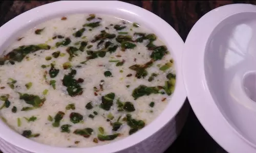 Raita: घर में बनाएं स्वादिष्ट खीरें प्याज का रायता