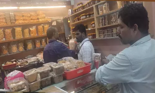 Hyderabad में दिवाली की मिठाई खरीदने से पहले अच्छी तरह जांच लें Hyderabad में दिवाली की मिठाई खरीदने से पहले अच्छी तरह जांच लें