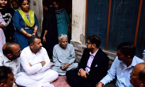Jammu: सतीश शर्मा अब्रोल के घर पहुंचे, शोक संतप्त परिवार को सांत्वना दी Jammu: सतीश शर्मा अब्रोल के घर पहुंचे, शोक संतप्त परिवार को सांत्वना दी