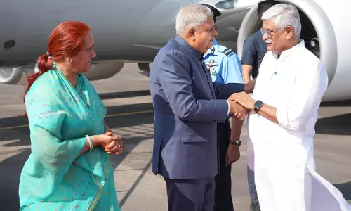 Jaipur: केंद्रीय पर्यटन एवं संस्कृति मंत्री ने की उपराष्ट्रपति की अगवानी Jaipur: केंद्रीय पर्यटन एवं संस्कृति मंत्री ने की उपराष्ट्रपति की अगवानी