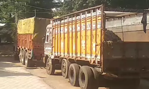 Ranchi: बोकारो से रामगढ़ के रास्ते अवैध कोयला लेकर जा रहे दो ट्रक जब्त Ranchi: बोकारो से रामगढ़ के रास्ते अवैध कोयला लेकर जा रहे दो ट्रक जब्त