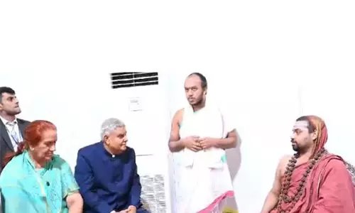 जगदीप धनखड़ ने Bengaluru में जगद्गुरु शंकराचार्य श्री विधुशेखर भारती महास्वामीजी से लिया आशीर्वाद