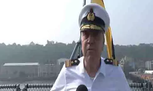 बहुत खुशी हुई: जर्मन युद्धपोत के Goa port पर निर्धारित बंदरगाह आगमन पर कैप्टन हेल्गे रिश बहुत खुशी हुई: जर्मन युद्धपोत के Goa port पर निर्धारित बंदरगाह आगमन पर कैप्टन हेल्गे रिश
