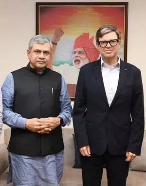 एआई मिशन उद्योग और सरकार के बीच मजबूत संबंधों से आगे बढ़ रहा है देश : अश्विनी वैष्णव एआई मिशन उद्योग और सरकार के बीच मजबूत संबंधों से आगे बढ़ रहा है देश : अश्विनी वैष्णव
