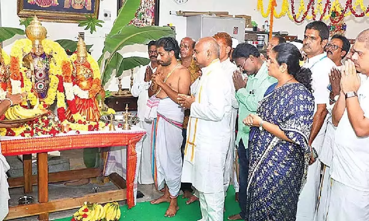 Andhra Pradesh: टीटीडी ईओ ने आयुध पूजा में हिस्सा लिया