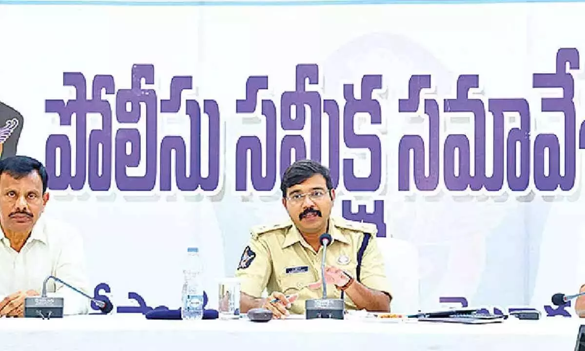 Andhra: पुलिस कर्मियों को कानून तोड़ने वालों पर ध्यान केंद्रित करने को कहा गया