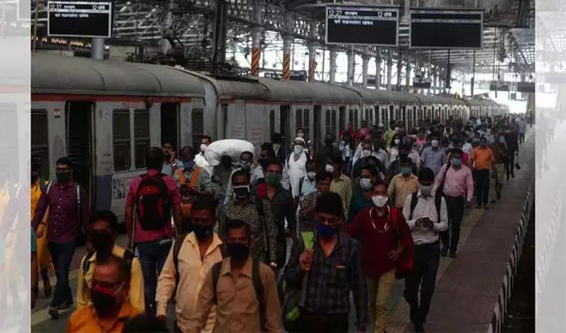 Mumbai के बांद्रा रेलवे स्टेशन पर ट्रेन में चढ़ने की जल्दी में भगदड़ मच गई