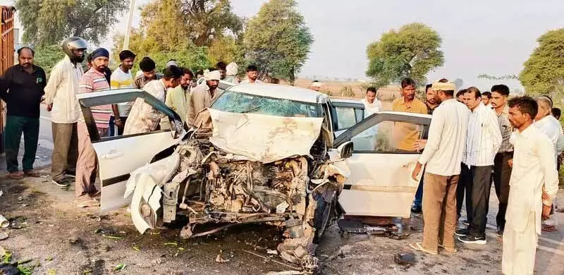 Car और पिकअप वैन की टक्कर में एक ही परिवार के 3 लोगों की मौत, 2 घायल