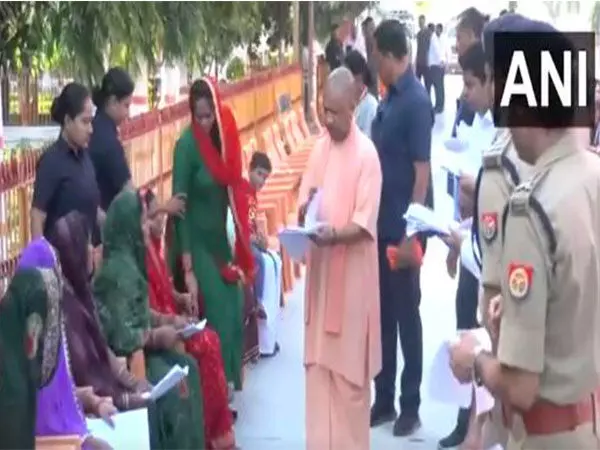 UP CM Yogi ने गोरखनाथ मंदिर में जनता दर्शन किया, जनता की शिकायतें सुनीं