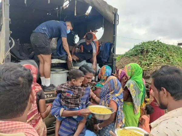 भारतीय नौसेना ने Odisha में चक्रवात दाना से हुई तबाही के जवाब में राहत कार्य शुरू किया