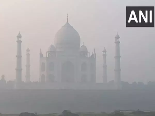 Taj Mahal पर छाई घनी धुंध, पर्यटकों ने कम दृश्यता की शिकायत की