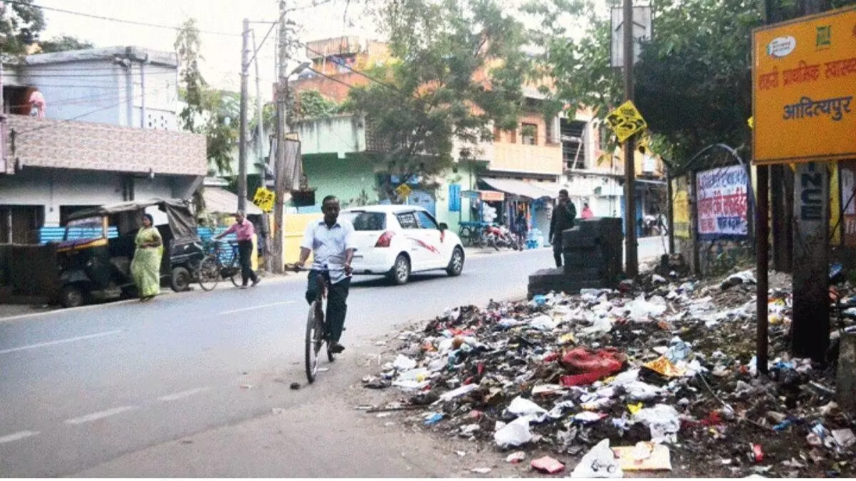 Chakradharpur में जगह-जगह लगा कचरों का अंबार, लोग परेशान