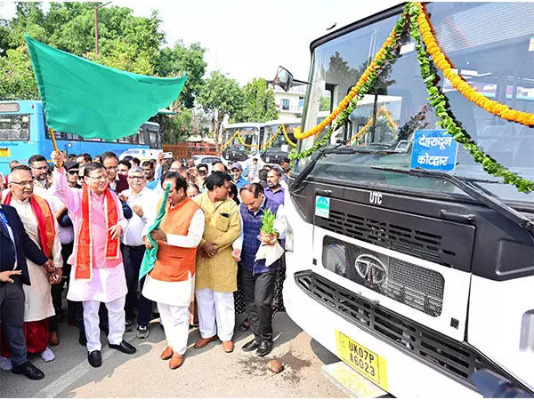 CM Dhami ने राज्य परिवहन निगम के बेड़े में शामिल नई बीएस-06 मॉडल बसों को हरी झंडी दिखाई