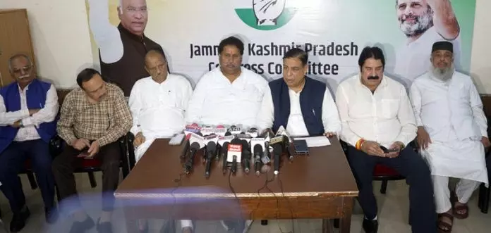 कांग्रेस ने पूर्ण राज्य का दर्जा और आतंकवाद से निपटने के लिए BJP सरकार पर हमला बोला कांग्रेस ने पूर्ण राज्य का दर्जा और आतंकवाद से निपटने के लिए BJP सरकार पर हमला बोला
