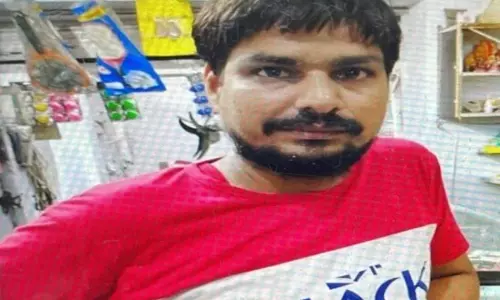 पुलिस की मार से कपड़ा कारोबारी ने तोड़ा दम, परिजनों का आरोप पुलिस की मार से कपड़ा कारोबारी ने तोड़ा दम, परिजनों का आरोप