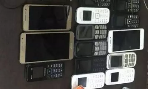 J&K: 7.5 लाख रुपये मूल्य के 49 फोन बरामद J&K: 7.5 लाख रुपये मूल्य के 49 फोन बरामद