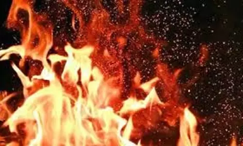 जम्मू-कश्मीर: सिलेंडर में लीकेज के कारण अचानक लगी आग जम्मू-कश्मीर: सिलेंडर में लीकेज के कारण अचानक लगी आग