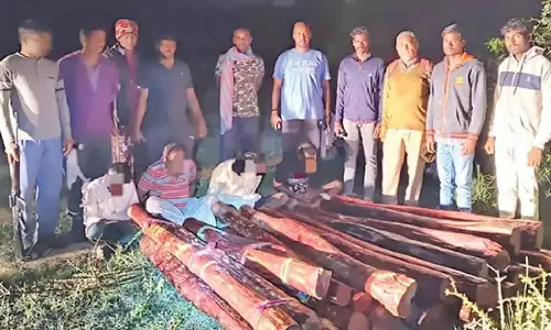Andhra Pradesh: लाल चंदन की 26 लकड़ियां जब्त, 4 हिरासत में Andhra Pradesh: लाल चंदन की 26 लकड़ियां जब्त, 4 हिरासत में
