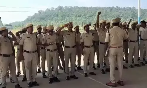 TG: बड़े पैमाने पर विरोध प्रदर्शन के बाद 39 पुलिस कांस्टेबल निलंबित TG: बड़े पैमाने पर विरोध प्रदर्शन के बाद 39 पुलिस कांस्टेबल निलंबित