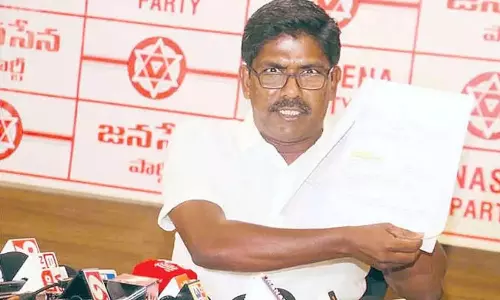 Andhra: जेएसपी पार्षद ने मेयर की भ्रष्ट गतिविधियों की जांच की मांग की Andhra: जेएसपी पार्षद ने मेयर की भ्रष्ट गतिविधियों की जांच की मांग की