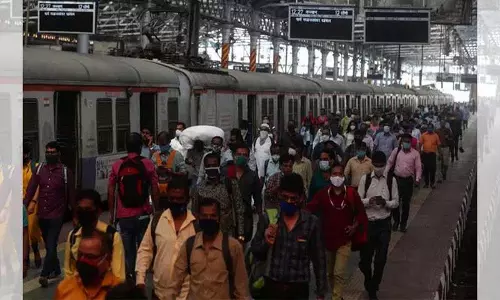 Mumbai के बांद्रा रेलवे स्टेशन पर ट्रेन में चढ़ने की जल्दी में भगदड़ मच गई