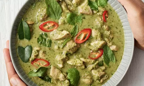 Thai Green करी भुना हुआ चिकन जांघों की रेसिपी