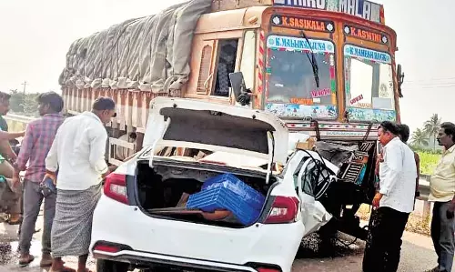 Anantapur में कार और लॉरी की टक्कर में छह लोगों की मौत Anantapur में कार और लॉरी की टक्कर में छह लोगों की मौत